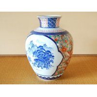 Vase Ko-imari sansui