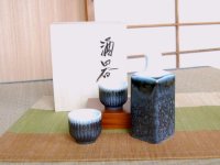 Sake set 1 pc Tokkuri square bottle and 2 pcs Cups Mugen in wooden box