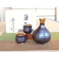 Sake set 1 pc Tokkuri bottle and 2 pcs Cups Kessho kinsai Gold color inside in wooden box