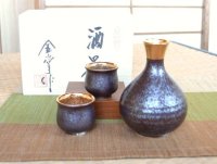 Sake set 1 pc Tokkuri bottle and 2 pcs Cups Kessho kinsai Gold color inside in wooden box