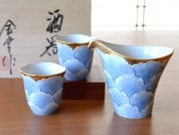 Sake set 1 pc Tokkuri pitcher and 2 pcs Cups Kinno botan Blue peony in wooden box