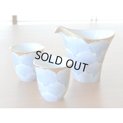 Photo2: Sake set 1 pc Tokkuri pitcher and 2 pcs Cups Kinno botan Blue peony in wooden box