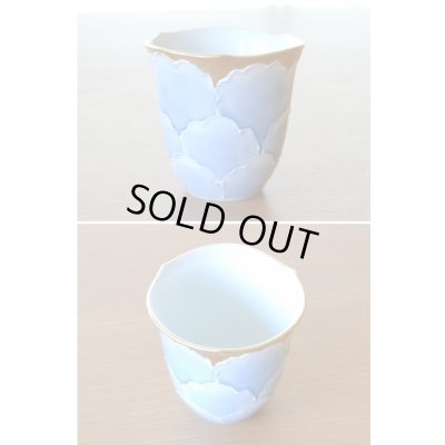 Photo4: Sake set 1 pc Tokkuri pitcher and 2 pcs Cups Kinno botan Blue peony in wooden box