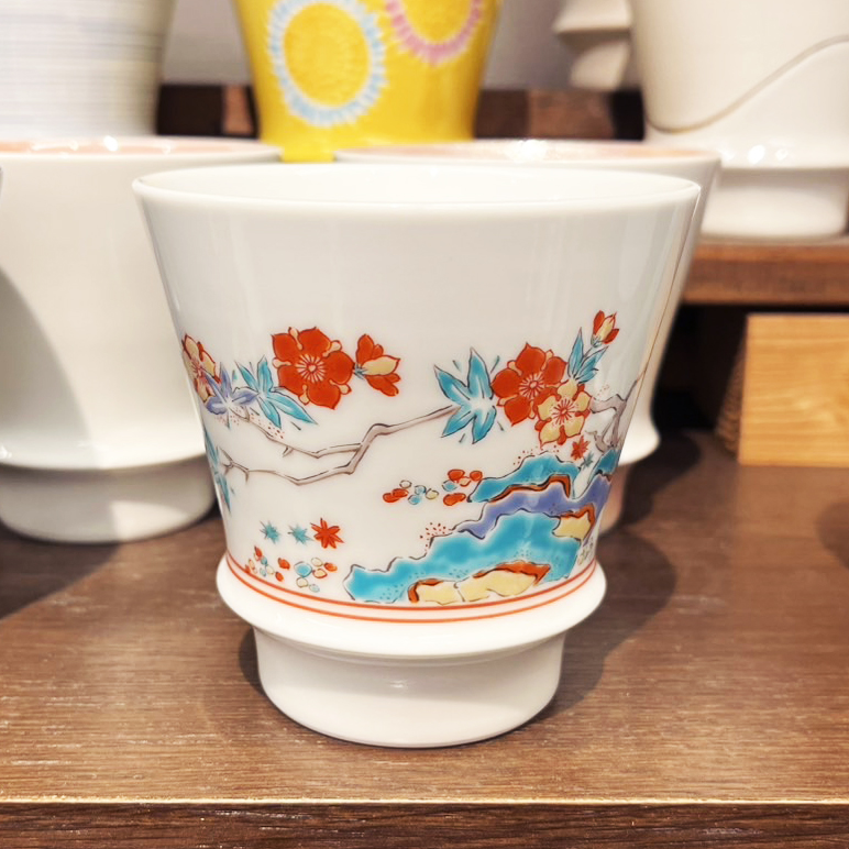 Yunomi tea cup with akae enamel and light blue accents