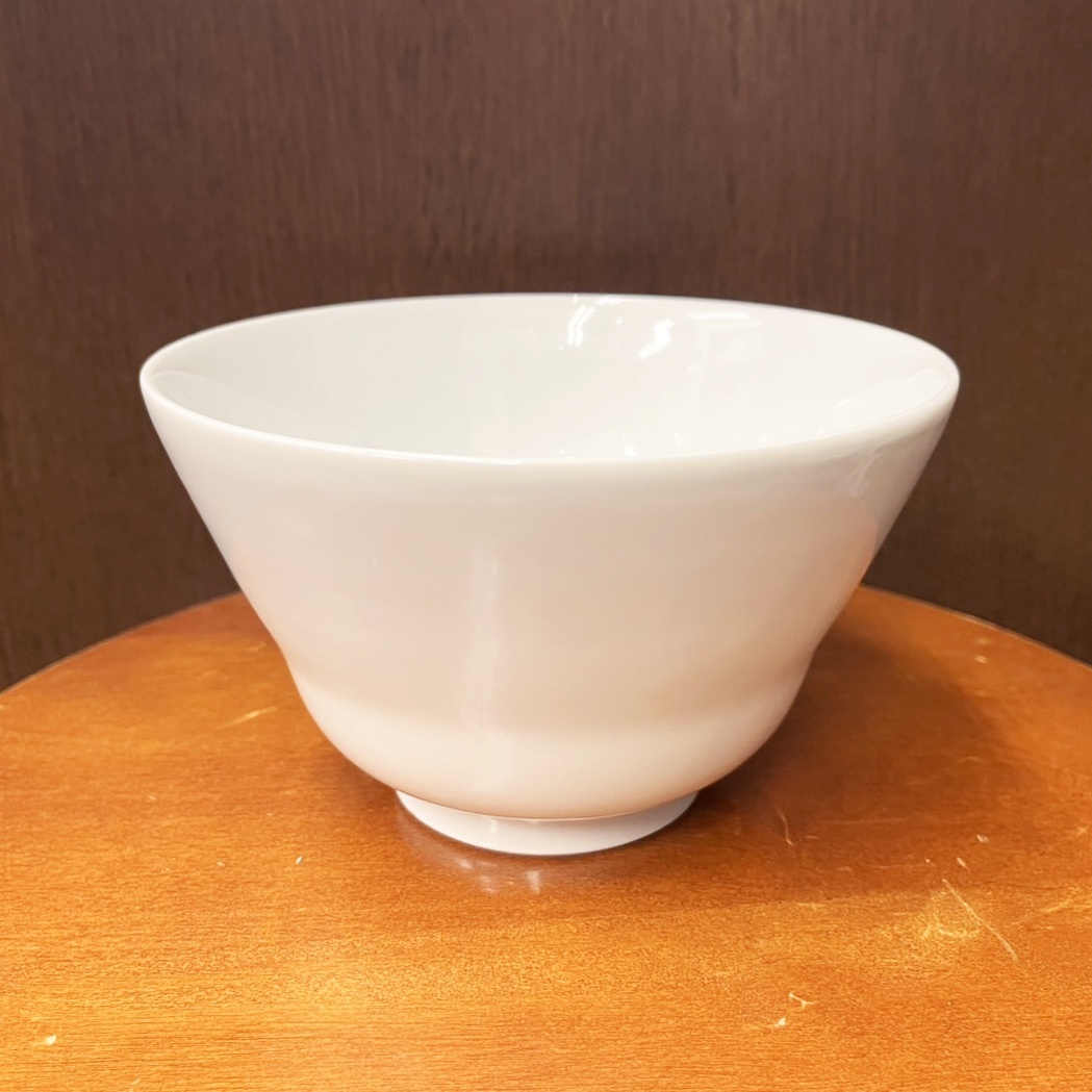 White porcelain bowl (hakuji) with glossy finish