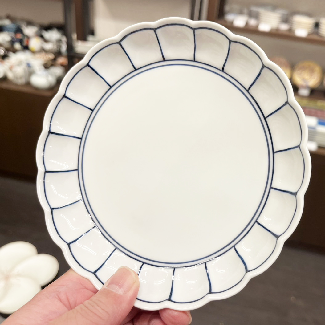 Rimmed plate with petal-like segments (sometsuke lines)