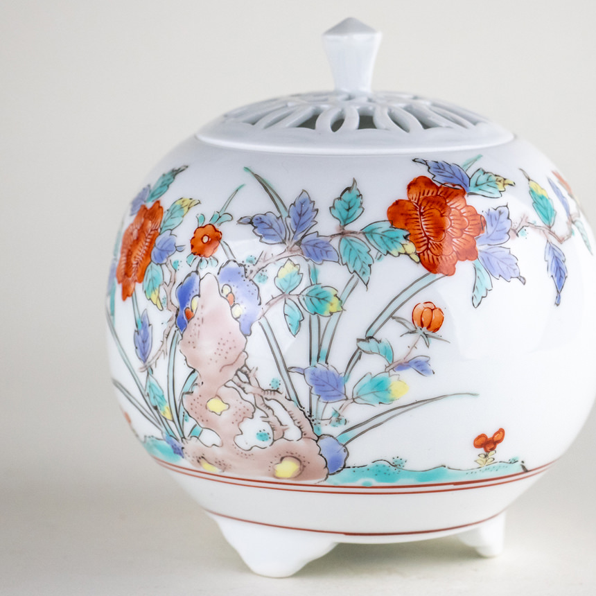 Kakiemon-style incense burner