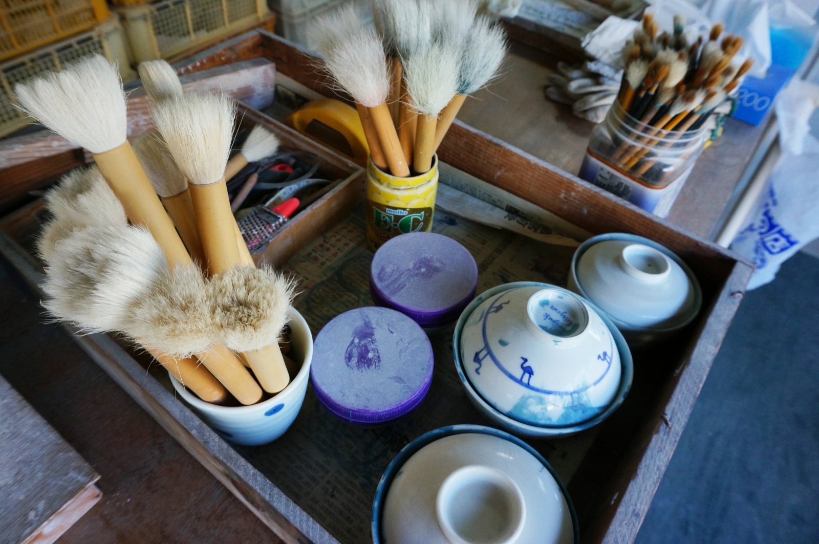 Brushes and tools used by artisans for Sometsuke decoration