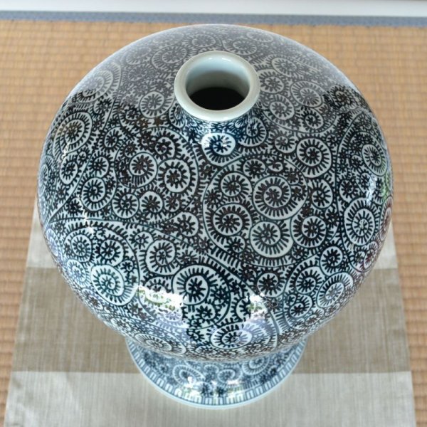 Photo2: Vase Large Tako karakusa | The first-generation head of the Shinemon Kiln (2)