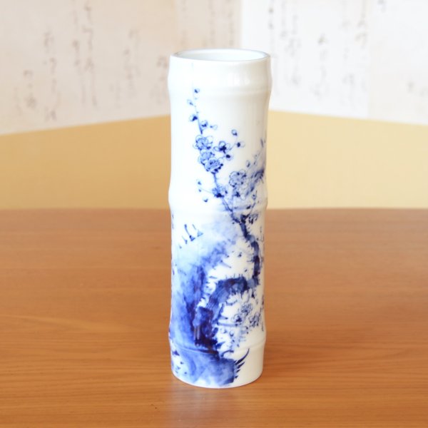 Photo2: Bamboo-Shaped Vase Sometsuke Ume Plum Blossom Painting | The first-generation head of the Shinemon Kiln (2)