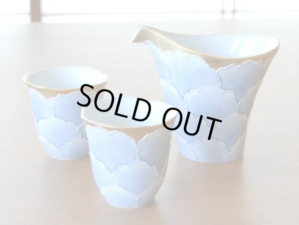 Photo2: Sake set 1 pc Tokkuri pitcher and 2 pcs Cups Kinno botan Blue peony in wooden box (2)