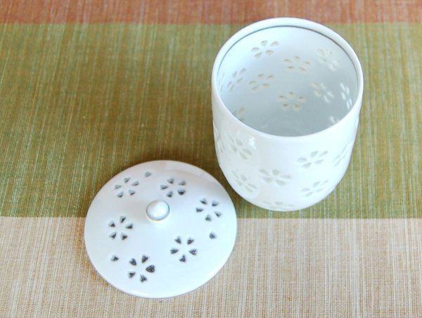 Photo2: Yunomi Tea Cup with Lid for Green Tea Openwork Suisho hanazume (Large) (2)
