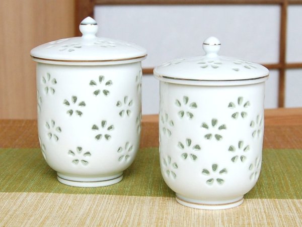 Photo2: Yunomi Tea Cup with Lid for Green Tea Openwork Suisho hanazume (pair) (2)